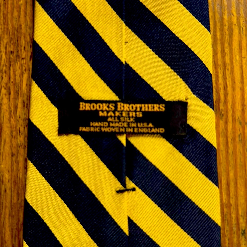 Brooks Brothers Men’s Necktie. Beige base.